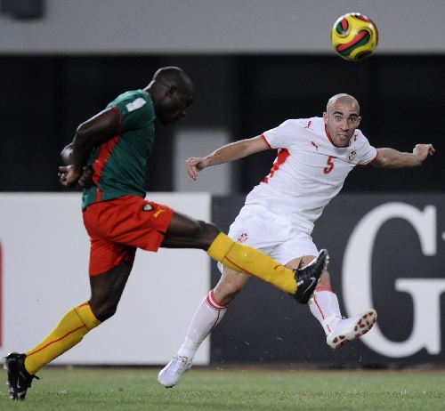 凌空斩世界波，王燊超当选中超官方第29轮最佳球员（凌空世界波定乾坤，王燊超荣膺中超第29轮官方最佳球员）