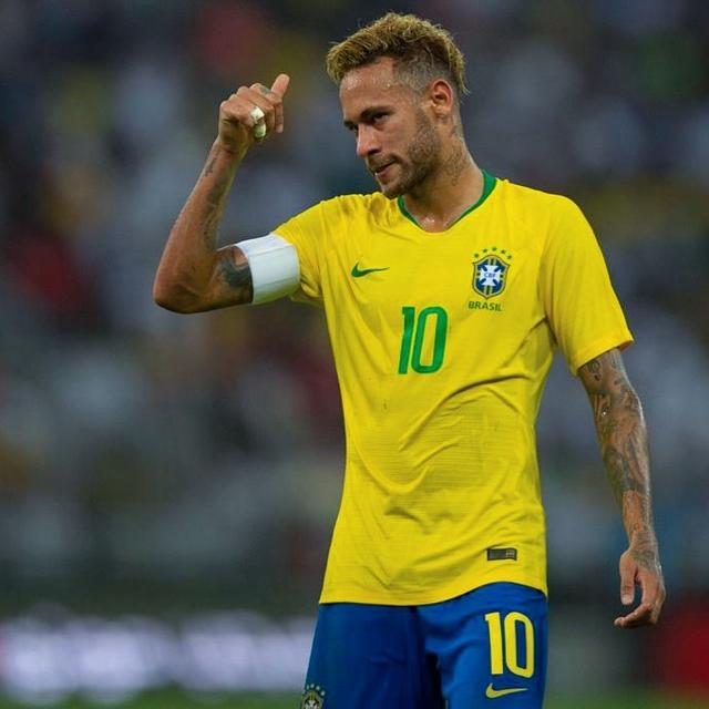 前锋远射破门，比分被重新点燃（锋线远程发炮破门，战局重燃）