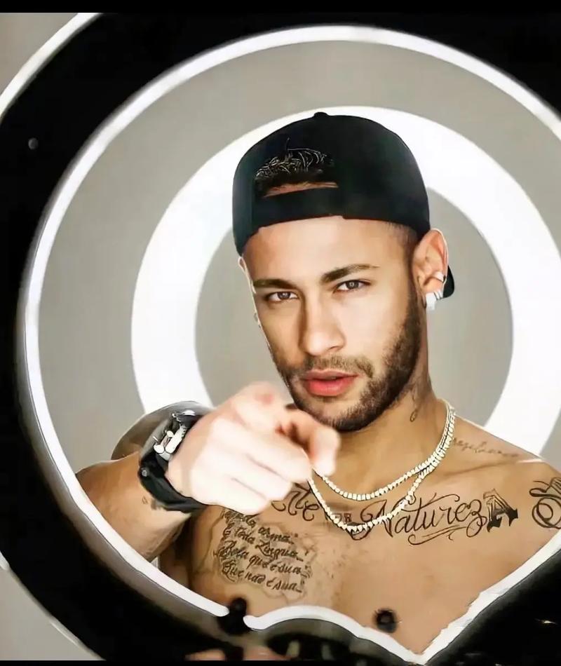 足球报：海港有意杨希，徐彬留洋仍存不确定，西海岸资金有困（足球报：海港有意引进杨希，徐彬留洋前景未明，西海岸资金紧张）