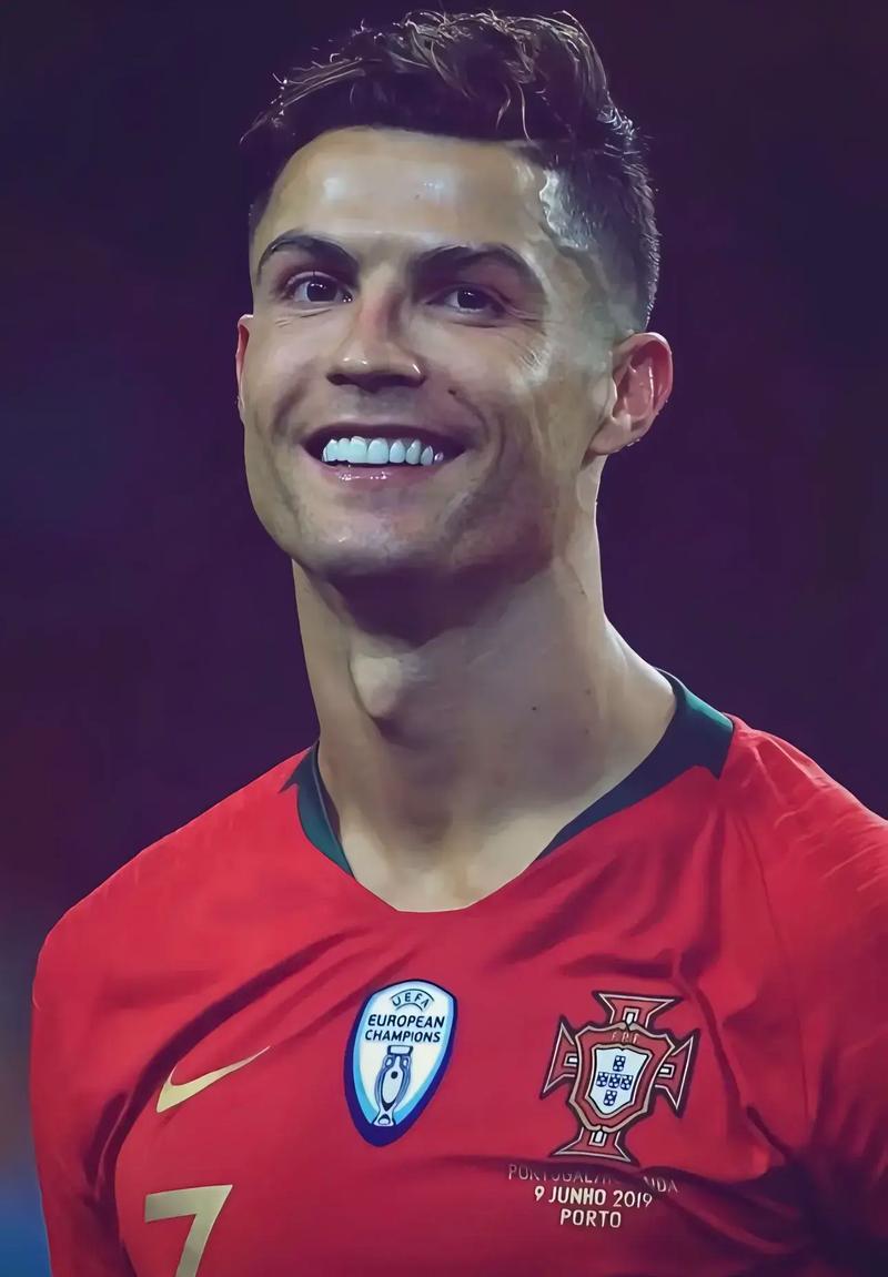 卡尔：我一直在提高右脚技术，能在17岁欧冠进球意义重大（卡尔：专注提升右脚能力，17岁欧冠破门意义非凡）