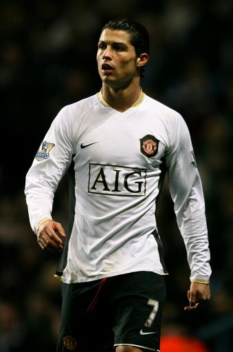 英超劲旅完胜：终结5场不胜，积分追平曼联，距离欧冠区3分（英超强队大胜止滑：终结五场不胜，积分追平曼联，距欧冠区仅差3分）